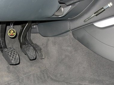 Механическое противоугонное устройство на Рулевой вал  Audi A-4 (2007-2015) мех. 6 ст. 