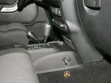 Механическое противоугонное устройство на главную Коробку передач  Jeep Wrangler III (JK) (2006-) авт. КП Benzin 