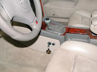 Механическое противоугонное устройство на Коробку передач  Audi A-8 (1999-2002) мех. 6 ст. КП 