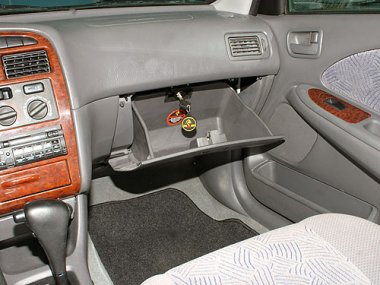       Toyota Avensis I ( -2002) .  