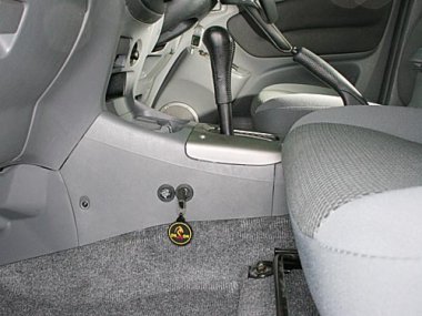 Механическое противоугонное устройство на гл. Коробку передач Toyota RAV-4 (TA-ZCA26) (05.2000-) 1.8 авт. КП (Правый руль)