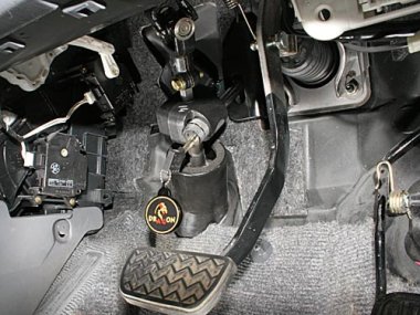 Механическое противоугонное устройство на Рулевой вал Toyota RAV-4 (TA-ZCA26) (05.2000-) 1.8 авт. КП (Правый руль)