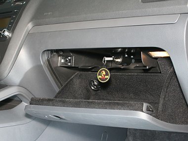 Механическое противоугонное устройство на Капот Volkswagen Jetta (2006-2009) aвт. Tiptronic КП