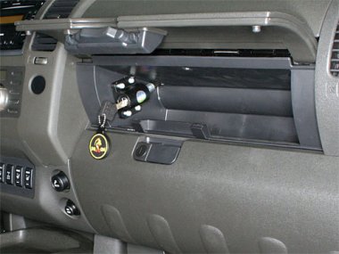 Механическое противоугонное устройство на Капот Nissan Navara ( -2009) авт. КП