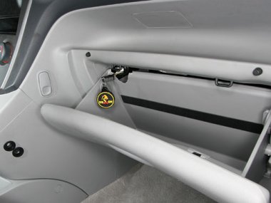 Механическое противоугонное устройство на Капот Kia Carens III (2006- ) авт. Tiptronic КП
