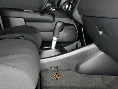 Механическое противоугонное устройство на Коробку передач Nissan Tiida (2007-2014) авт. КП