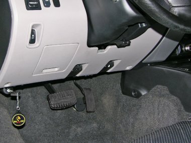Механическое противоугонное устройство на Капот Mitsubishi Pajero Sport II (2008-2015) авт. Tiptronic КП (белый селектор)