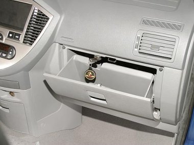 Механическое противоугонное устройство на Капот Kia Carens II (2001-2006) мех. КП (управление КП тросом)