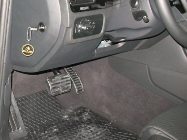 Механическое противоугонное устройство на Капот Volkswagen Touareg (2010-2012) авт. Tiptronic КП
