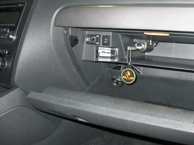 Механическое противоугонное устройство на Капот Volkswagen Jetta (2011-2020) мех. 6 ст. КП