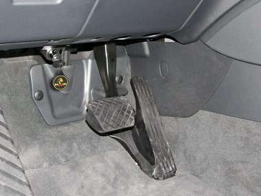 Механическое противоугонное устройство на Капот Audi Q-3 I (2011-2019) авт. S-tronic КП ®