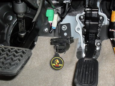Механическое противоугонное устройство на Капот Toyota Land Cruiser Prado (CBA-TRJ150W) авт. КП (Правый руль)
