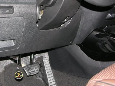 Механическое противоугонное устройство на Капот Kia Sorento Prime (2015-2020) авт. Tiptronic КП