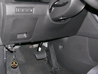 Механическое противоугонное устройство на Капот Kia Carnival IV (2021-) 2.2 авт. 8 ст. КП (Управление переключением скоростей рычагом)