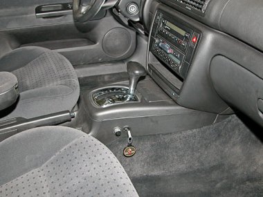 Механическое противоугонное устройство на Коробку передач Volkswagen Passat (2002-2005) авт. КП