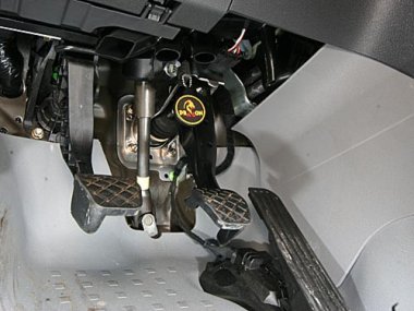 Механическое противоугонное устройство на Рулевой вал Volkswagen Caddy (2004-2009) мех. КП